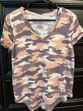 SO Women's Pink & Brown Camo V-Neck Tee